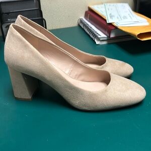 Kelly and Katie
Size 7
Not worn often